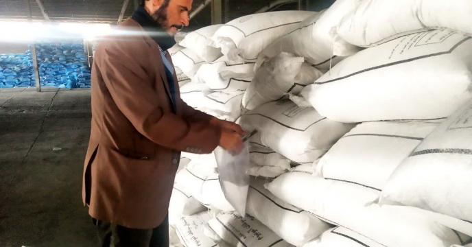 نمونه برداری از کود سولفات آمونیوم گرانوله تولید شرکت پارس توسعه فاتح در انبار مرکزی کرمان