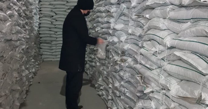 نمونه برداری از کود کلرورپتاسیم گرانوله در انبار سازمانی واقع در شهرستان ارومیه در اسفند ماه سال جاری