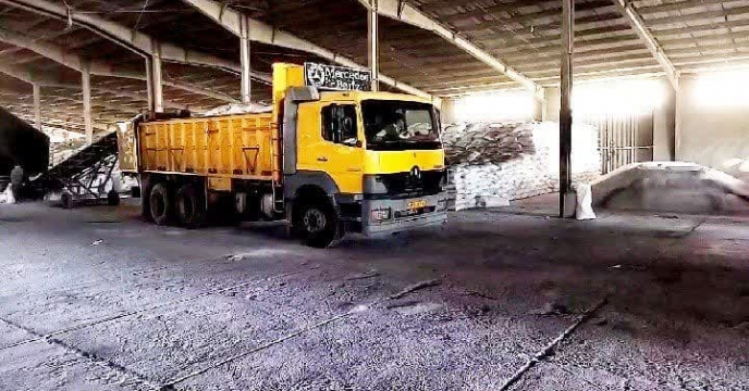 توزیع کود یارانه ای به مقدار 135 تن، بین کارگزاران شهرستان بافت در فروردین ماه سال جاری 