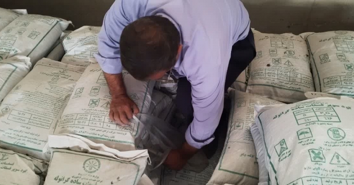 نمونه برداری از  کود سولفات پتاسیم در انبارهای استان کردستان 