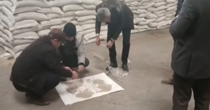  نمونه برداری پارت شماره ۲۵ و۲۸ کودسوپر فسفات گرانوله در انبار سازمانی گرگان