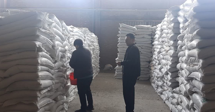 نمونه برداری از کود سولفات پتاسیم ارسال شده از شرکت پتروشیمی ارومیه در انبار شرکت خدمات حمایتی کشاورزی آذربایجان شرقی