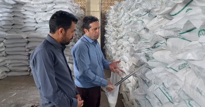 نمونه برداری از کود سولفات پتاسیم در انبار شرکت خدمات حمایتی کشاورزی استان سمنان