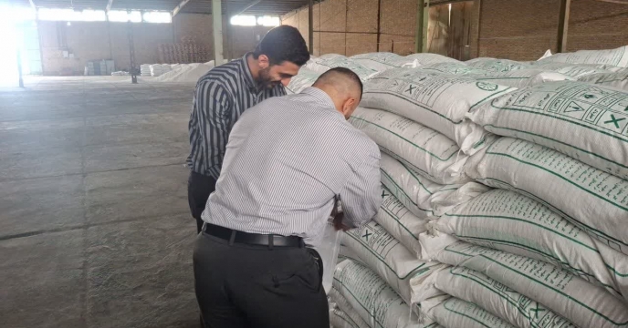 نمونه برداری از کود سولفات پتاسیم در انبار شرکت خدمات حمایتی کشاورزی استان سمنان