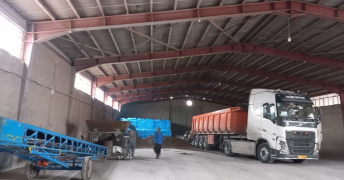 کشاورزان شهرستان قم انواع مختلف کودهای یارانه ای را دریافت کردند