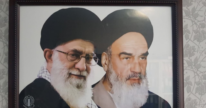 تجهیز و نوسازی قاب عکس امام خمینی(ره) و مقام معظم رهبری در محیط اداری و اتاق کارکنان