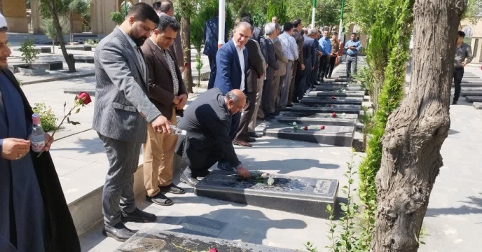 غبارروبی و عطرافشانی مزار شهدا به مناسبت هفته جهاد کشاورزی در استان کردستان 