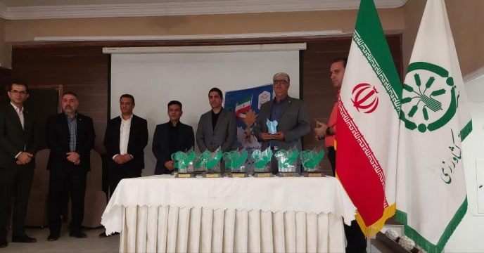  تقدیر و تشکر با اهداء تندیس از شرکت های تولید کننده کود  کود در همایش آموزشی ترویجی و معرفی سبد محصولات کودی
