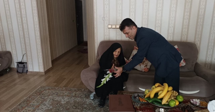 تجلیل مدیر از خانواده محترم  و معزز شهداء در هفته دفاع مقدس