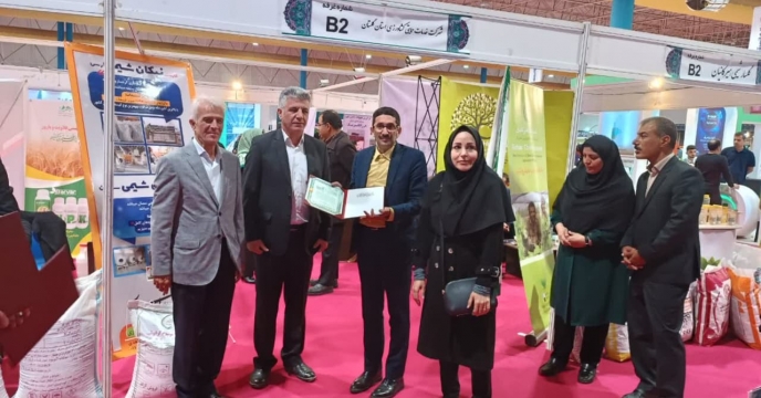 اهدلوح یادبود توسط  مدیر عامل شرکت نمایشگاههای  بین المللی استان  گلستان تخصصی نهاده های کشاورزی به شرکت خدمات حمایتی کشاورزی 