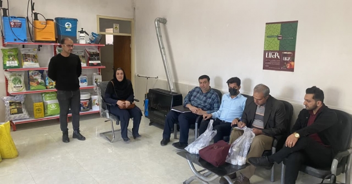 بازدید از فروشگاههای عرضه کود و نمونه برداری از مواد کودی شهرستان اسلامشهر