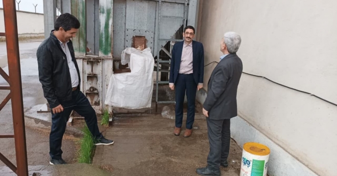 بازدید کارشناس  ماشین های  کشاورزی  شرکت خدمات حمایتی  کشاورزی از کارخانه بوجاری بذر  انبار قرق