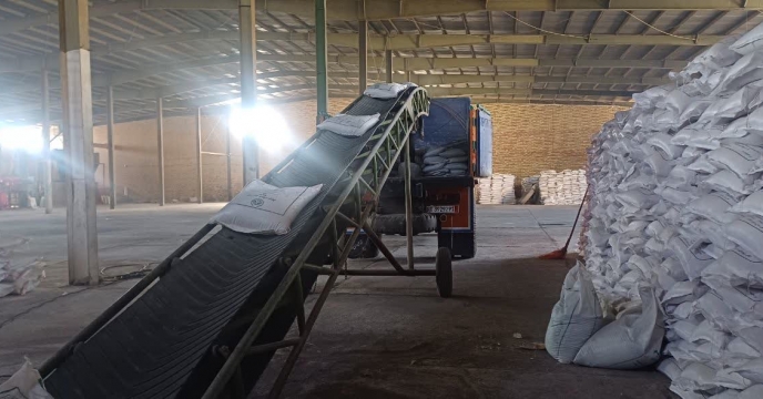 ارسال مقدار 11 تن از کودهای فسفات و پتاسیم برای کارگزاری شرکت تعاونی روستای داور آباد شهرستان آرادان