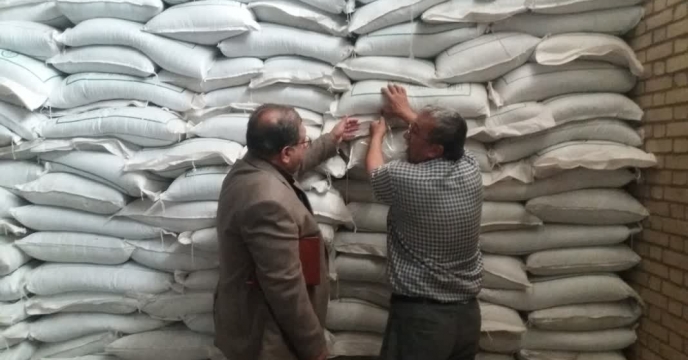 نمونه گیری از کودهای فسفاته 13درصد در انبار مزکزی استان چهارمحال وبختیاری