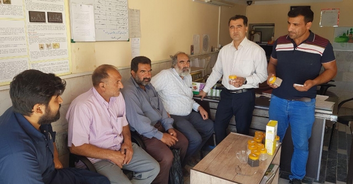 کارگزاران چگونگی استفاده از مصرف کود های  شیمیایی را به کشاورزان آموزش می دهند