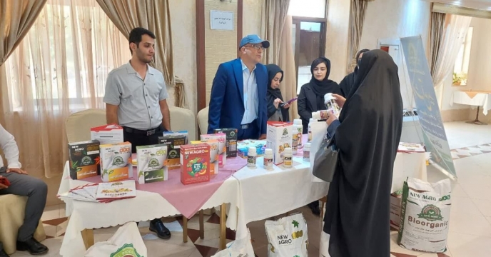 معرفی محصولات شرکت الونددانه خمين درهمايش آموزشي ترويجي و معرفي محصولات سبد کودي شرکت خدمات حمايتي کشاورزي چهار محال بختياري