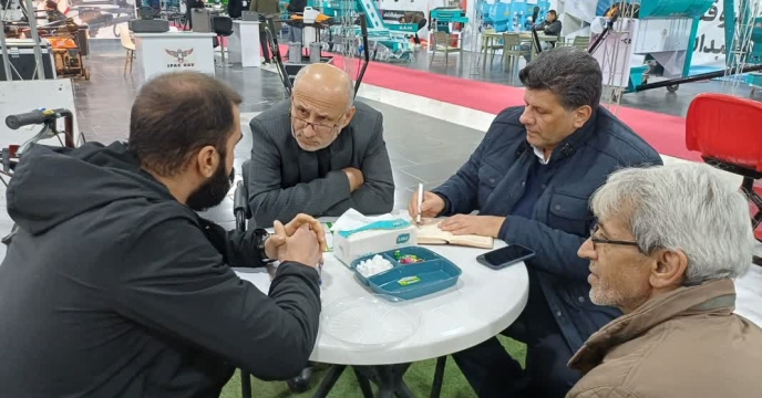 بازدید معاون امور ماشین ها و ادوات کشاورزی شرکت خدمات حمایتی کشاورزی از غرفه شرکت آیدین تراکتور در نمایشگاه استان مازندران 