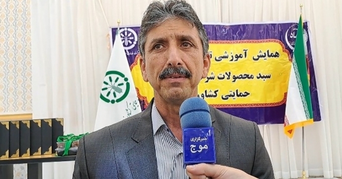 هدف از برگزاری همایش‌ها آشنایی کارگزاران و کشاورزان با تولیدکنندگان برتر کود 