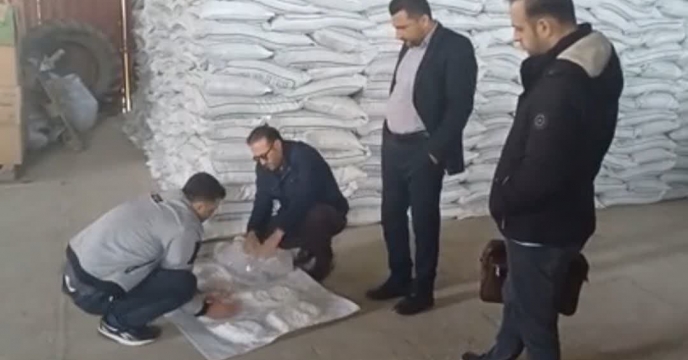 انجام عملیات نمونه برداری از پارت۲۸ کود سولفات پتاسیم گرانوله، توسط کارشناسان نظام کنترل کیفی نهاده های کشاورزی شرکت خدمات حمایتی کشاورزی استان  گلستان