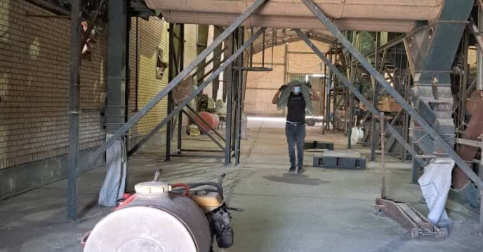 انجام عملیات سمپاشی کلیه ادوات کارخانه بوجاری و محوطه کارخانه شرکت خدمات حمایتی کشاورزی استان خوزستان