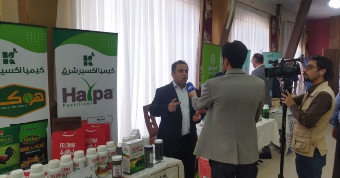 مصاحبه صدا و سيماي استان با توليدکنندگان در همايش آموزشي ترويجي و معرفي محصولات سبد کودي شرکت خدمات حمايتي کشاورزي خراسان جنوبي