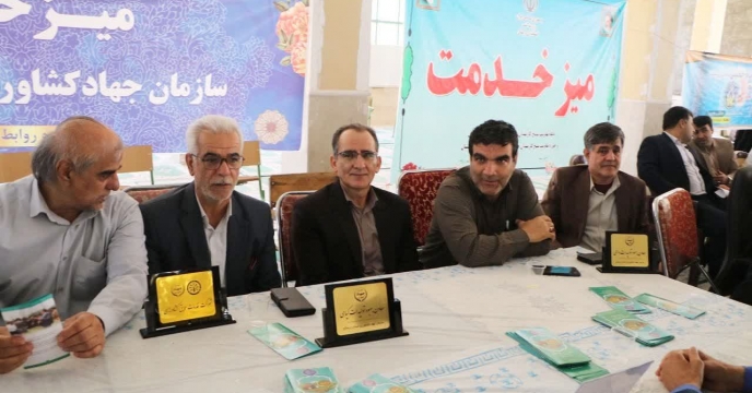 تشکیل میز خدمت کشاورزی با حضور مدیر شرکت خدمات حمایتی کشاورزی لرستان در محل مصلای الغدیر خرم آباد