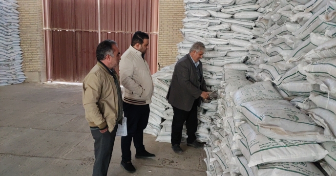 نمونه برداری از کود سوپرفسفات تریپل تولیدی کارخانه کیمیا داران در استان یزد