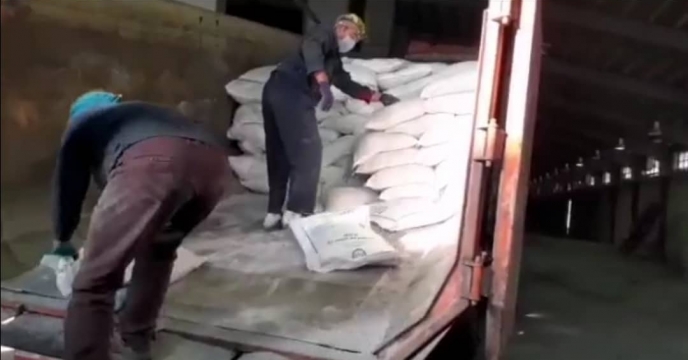 تخلیه 233 تن کود سوپرفسفات ترپیل در روز چهارشنبه اول  بهمن ماه 99 