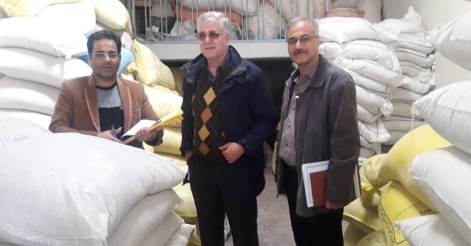 کشف وضبط کودهاي خارج ازشبکه توزیع در استان اصفهان