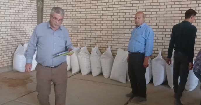 معاون فنی و تولیدی شرکت خدمات حمایتی کشاورزی آذربایجان شرقی از انبار و دفتر توزیع کود کارگزاری شرکت تعاونی روستایی گوگان بازدید کرد