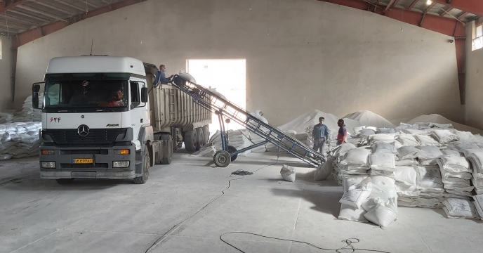 تامین و ارسال کود اوره روستای افرینه در استان لرستان