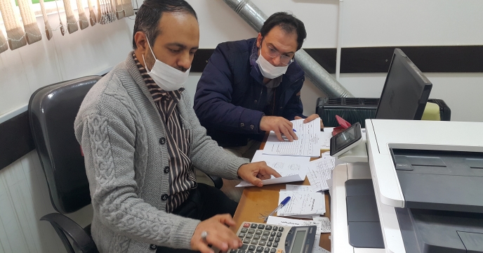 حضور کارگروه موجود برداری کود اوره در انبارهای کارگزاری والیجرد