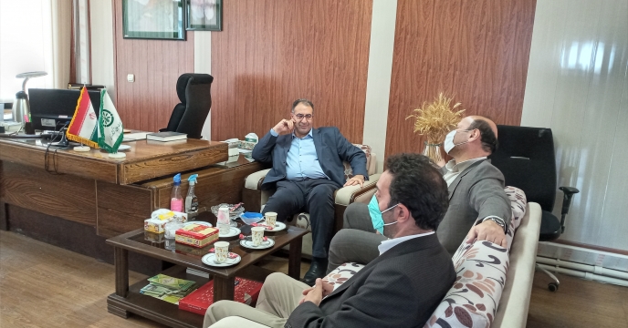آیین تکریم از خدمات معاون بهبود تولیدات گیاهی