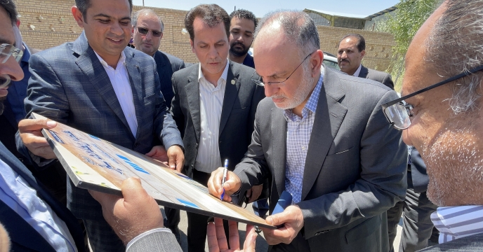 امضاء تابلو افتتاح کارخانه سولفات پتاسیم توسط مهندس رسولی