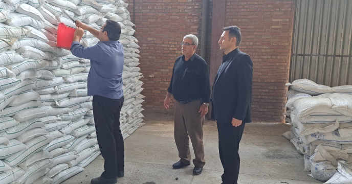 نمونه برداری از کودهای ارسالی از شرکت ارکان شیمی جنوب