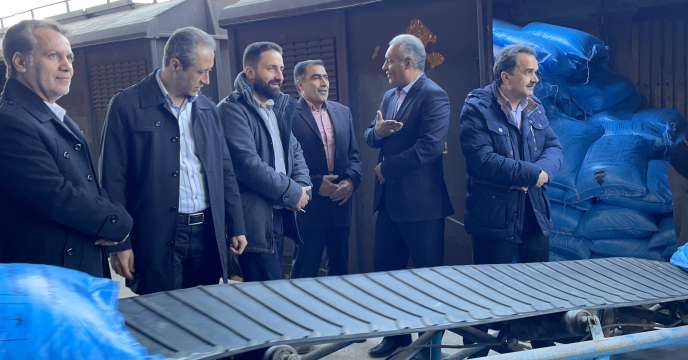 نظارت بر تخلیه واگن های ارسالی از مبدا مرودشت توسط مدیر استان
