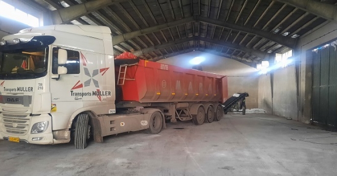 تخلیه 50 تن کود اوره ارسالی از لردگان در انبار شرکت خدمات حمایتی کشاورزی استان زنجان