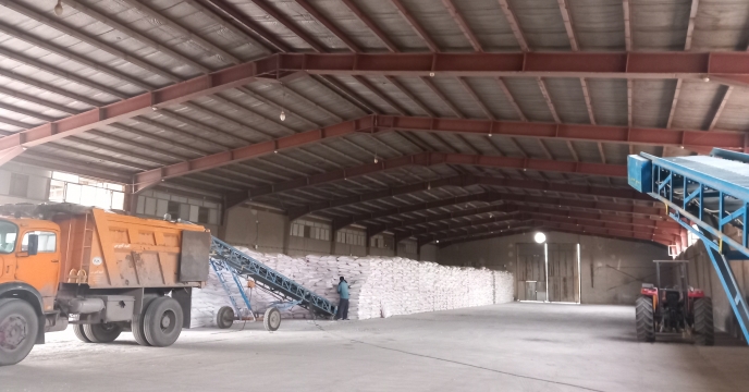 کشاورزان شهرستان قم انواع مختلف کودهای یارانه ای را دریافت کردند