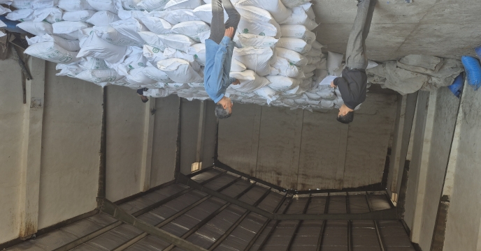 بازدید کارشناس فنی به انبار کارگزار شهرستان بندرلنگه استان هرمزگان برای بررسی وضعیت ذخایر کود