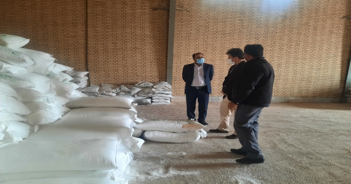 بازدید کارشناس حمل، نگهداری و توزیع از انبار کارگزاری تعاونی روستایی محمدآباد یزد