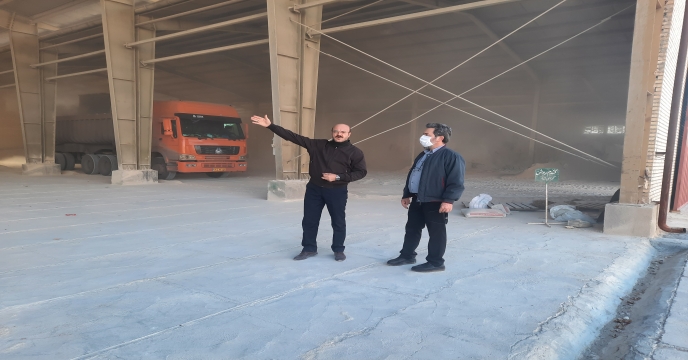 بارگیری خاک فسفات به مقصد فرآیند کود و سم بافق