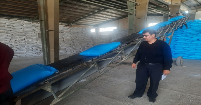تخلیه کود اوره در انبار یزد