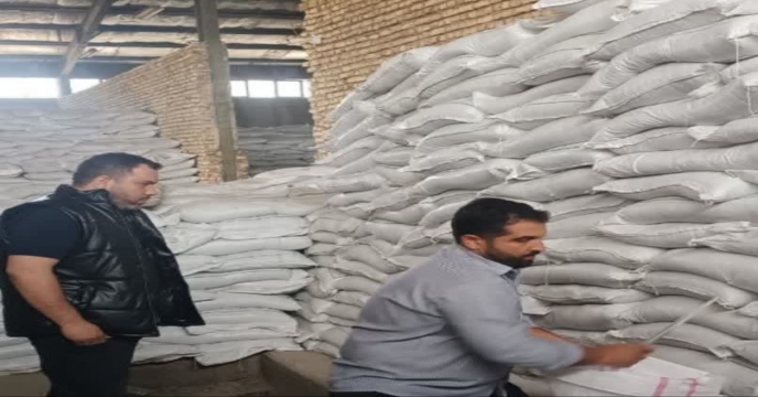 عملیات نمونه برداری ازکودهای تولید داخل در انبار مرکزی شرکت خدمات حمایتی کشاورزی استان تهران