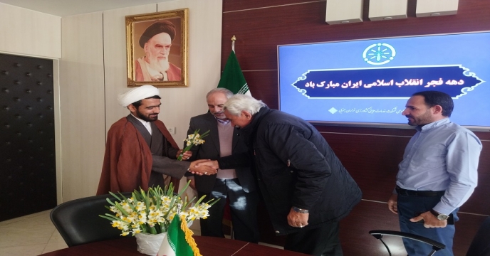 اهدای گل به همکاران خراسان جنوبی همزمان با فرا رسیدن دهه مبارک فجر 