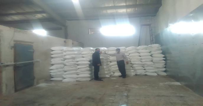 عملیات موجود برداری کود شیمیایی اوره از انبار کارگزاران منتخب شرکت خدمات حمایتی کشاورزی استان بوشهر