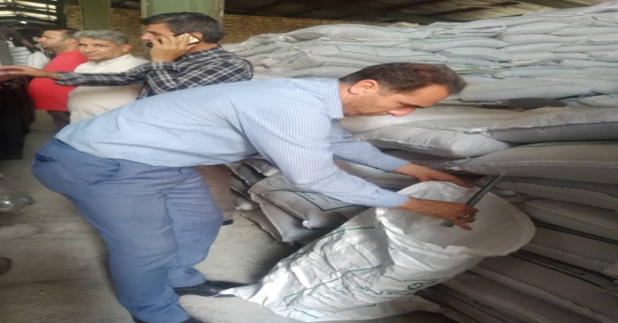 عملیات نمونه برداری ازکود در انبار مرکزی استان تهران
