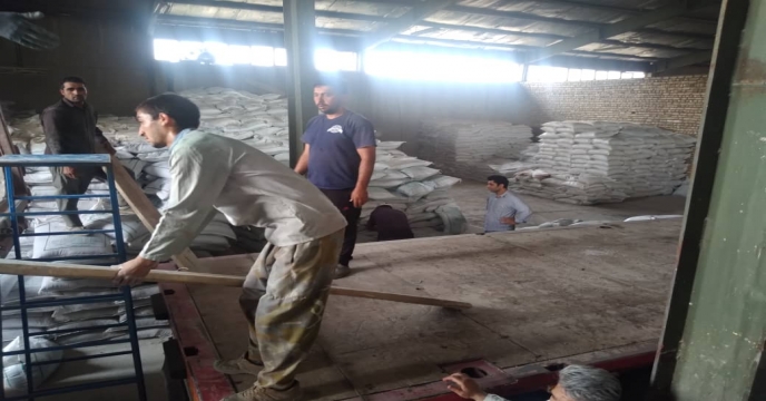 عملیات نمونه برداری ازکود در انبار مرکزی استان تهران