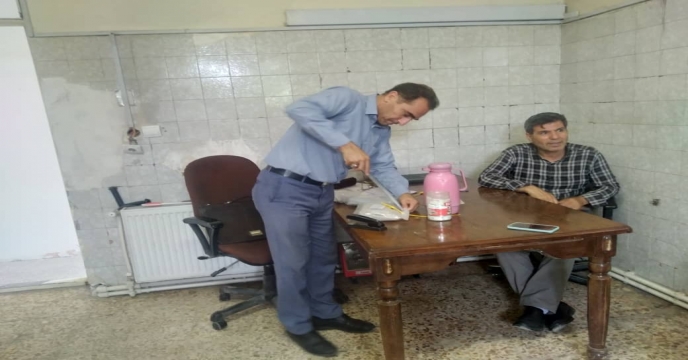 عملیات نمونه برداری ازکود در انبار مرکزی استان تهران