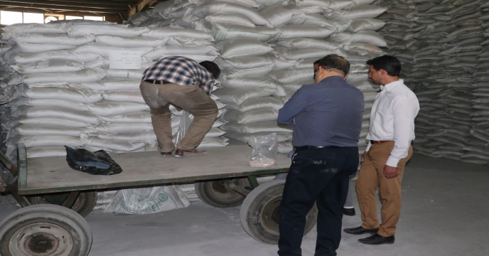 نمونه برداری از کود فسفات 13 درصد در استان آذربایجانغربی