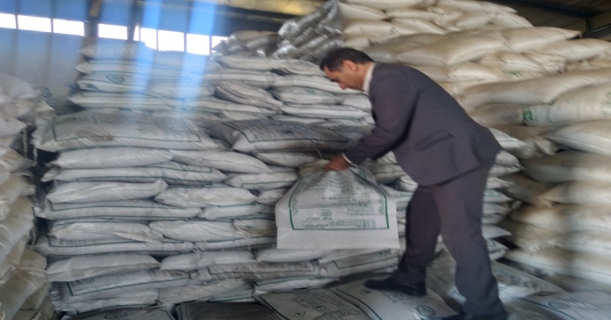 انجام عملیات نمونه برداری ازکود در انبار مرکزی استان تهران